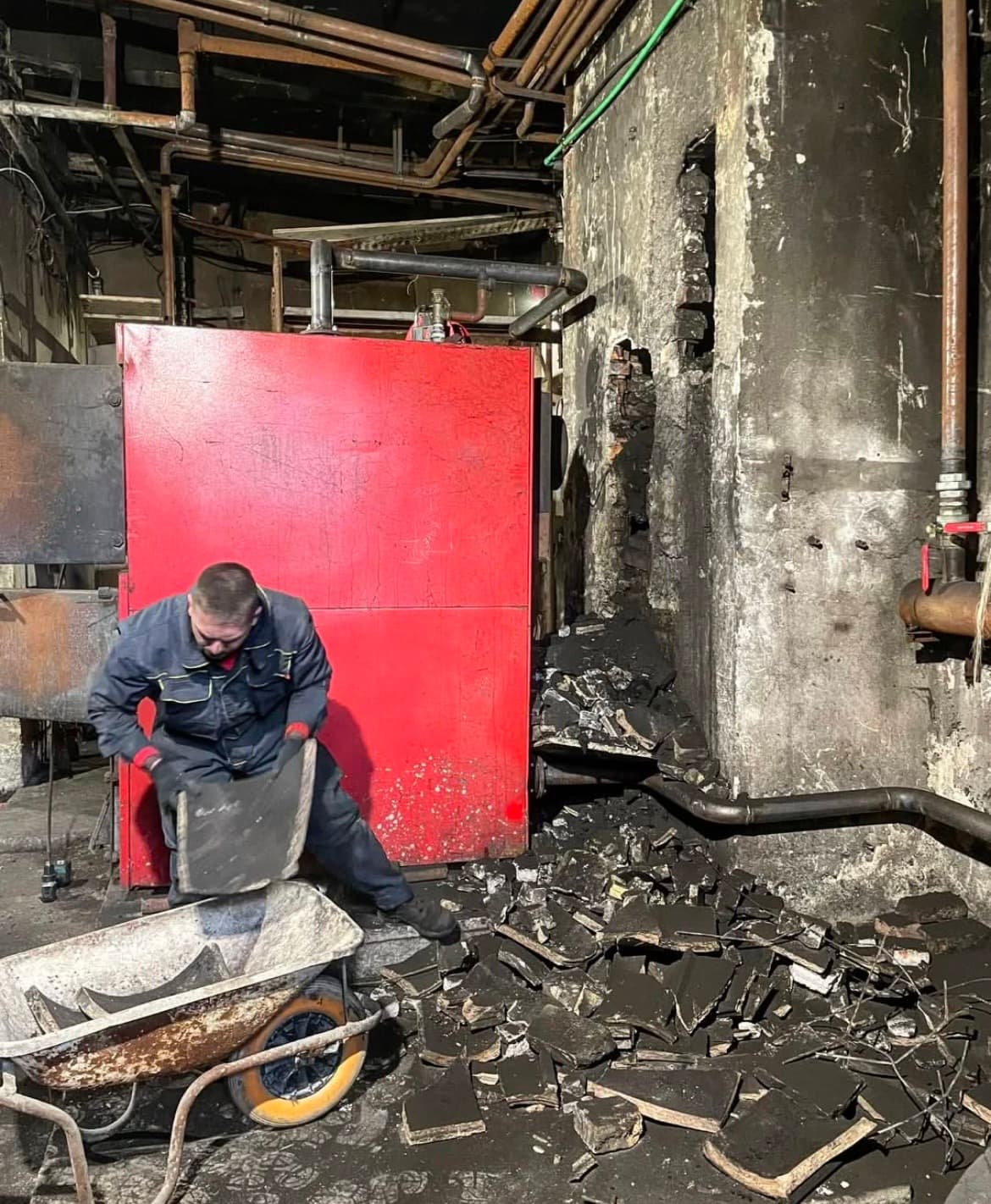 Čišćenje industrijskog kotla — uklanjanje čađi i otpada iz kotlovnice