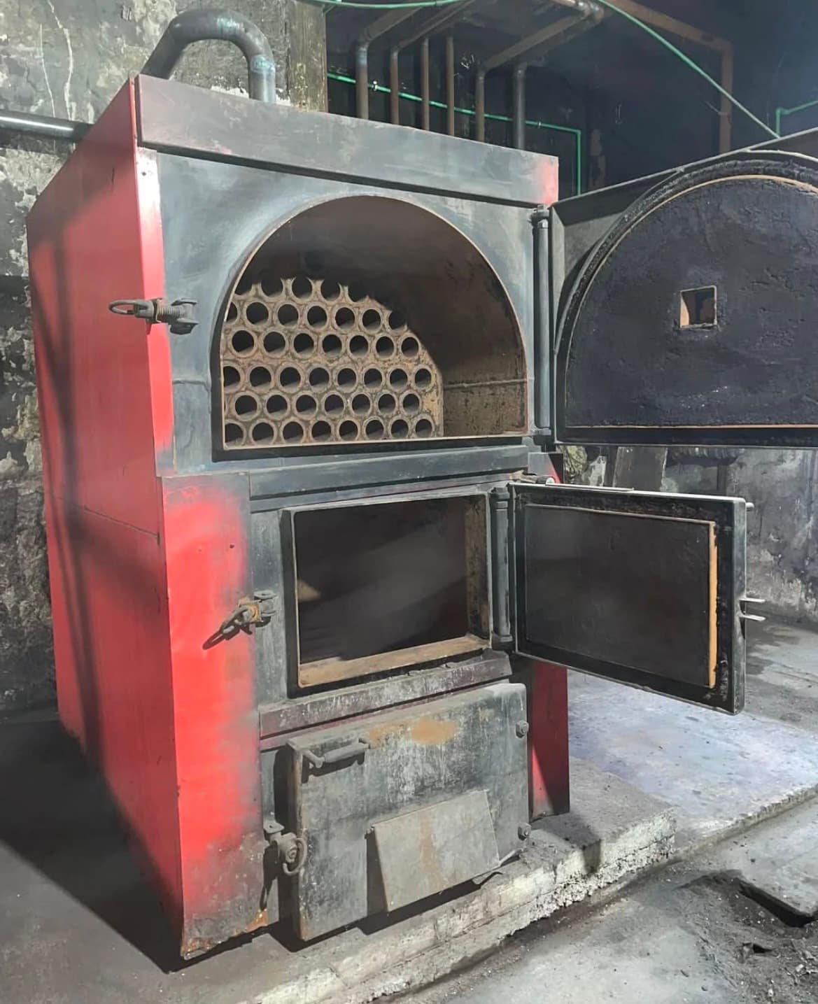Industrijski kotao nakon čišćenja — čist unutrašnji prostor sa saćastom rešetkom